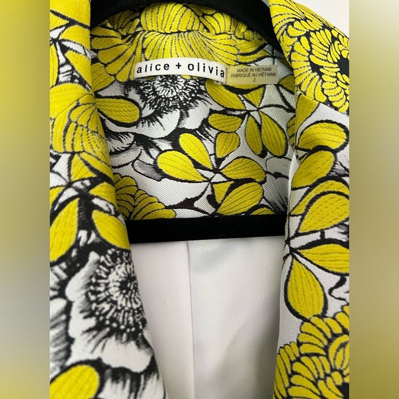 ALICE AND OLIVIA
Macey Floral Jacquard Jacket blazer. Daffodil Multi. Size 2 - Picture 3 of 4